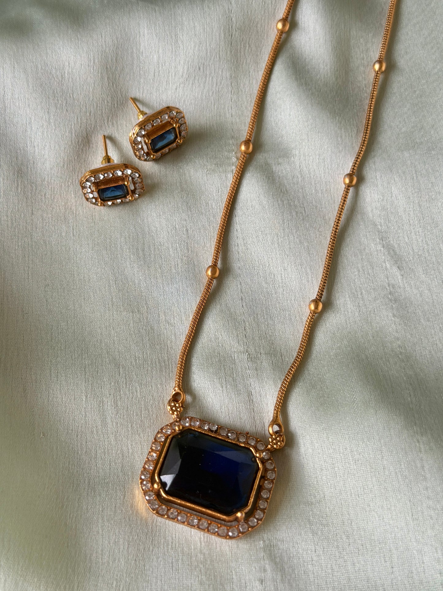 Shula Square Pendant Chain set