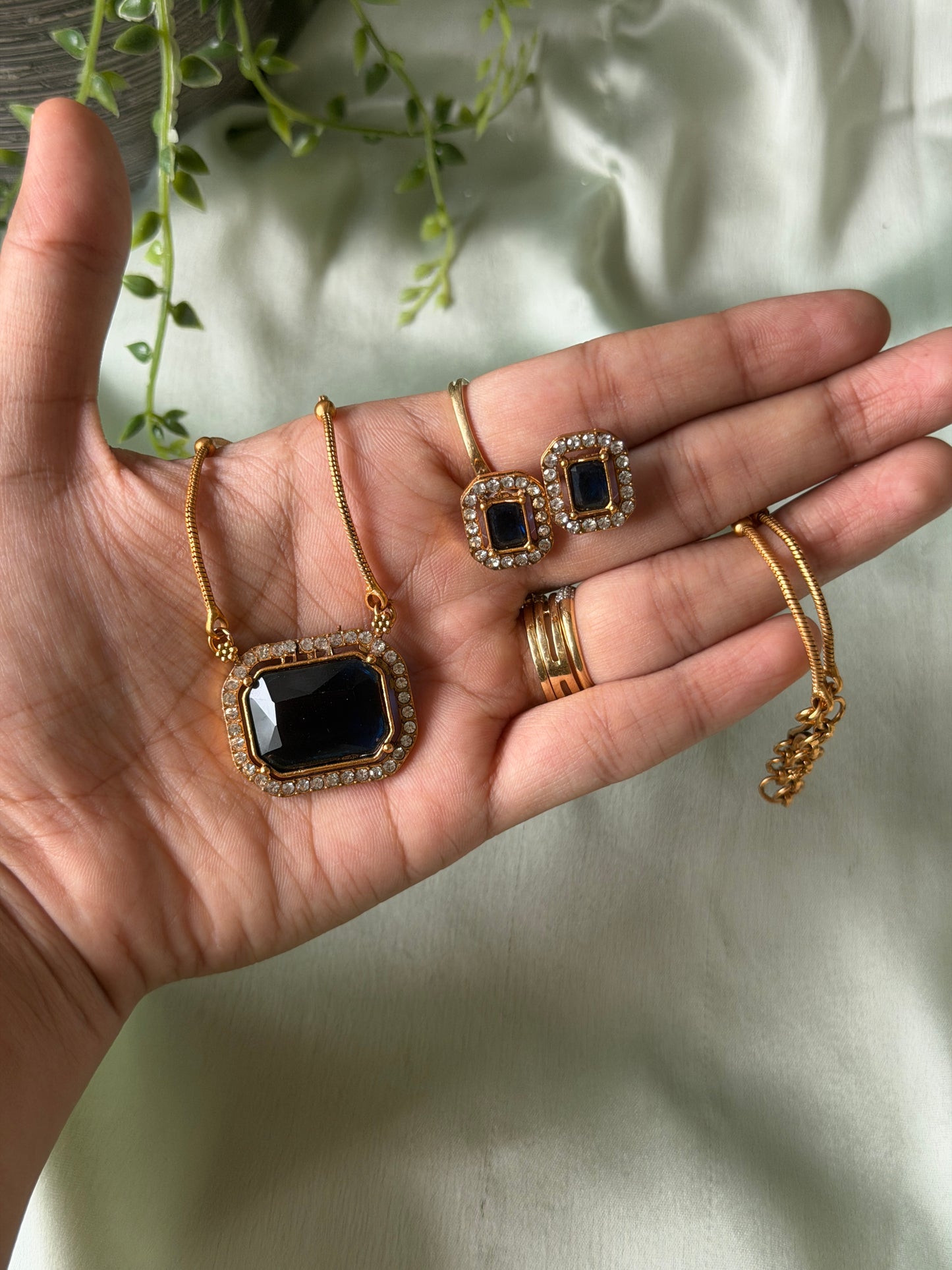 Shula Square Pendant Chain set