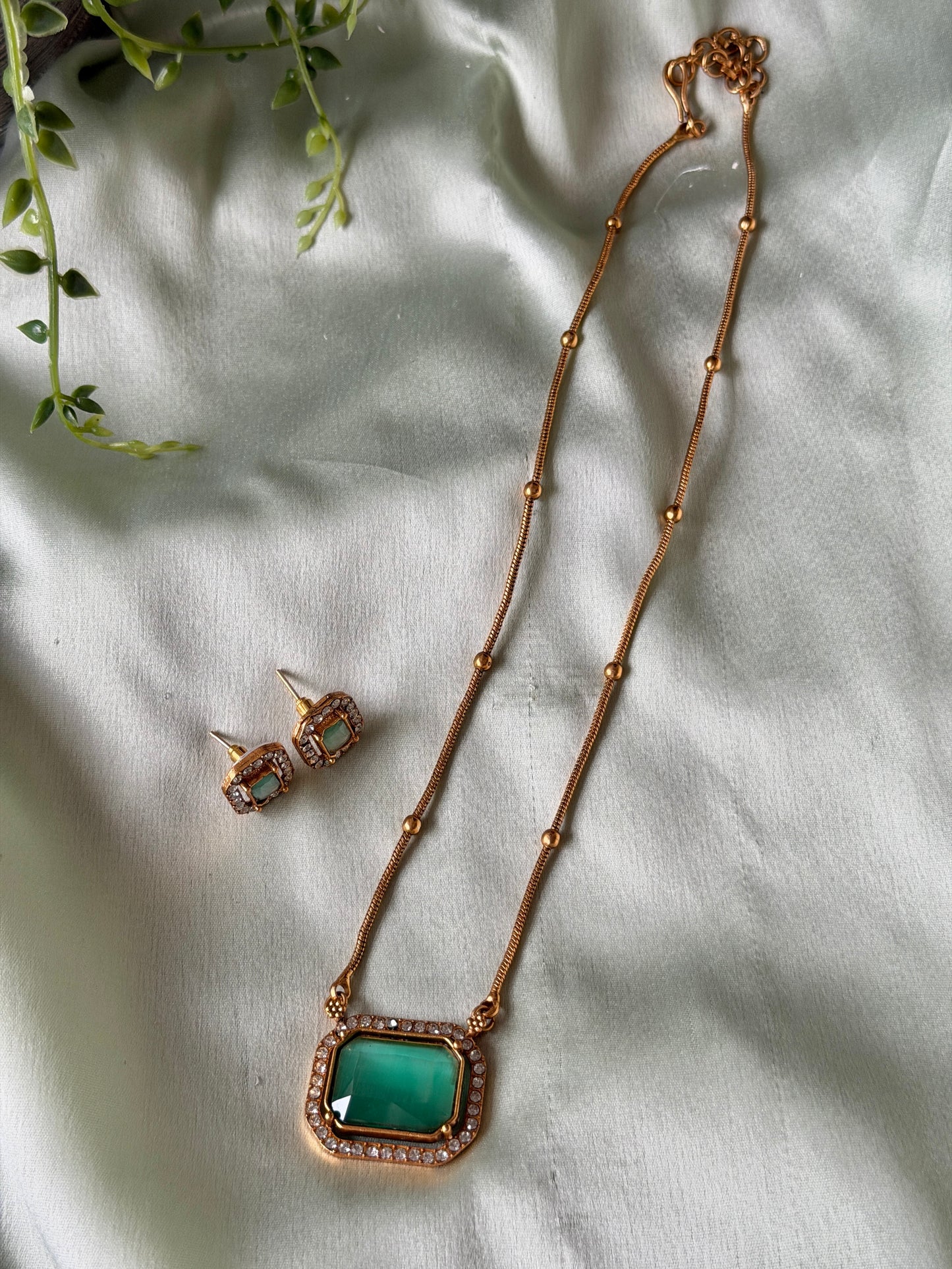 Shula Square Pendant Chain set