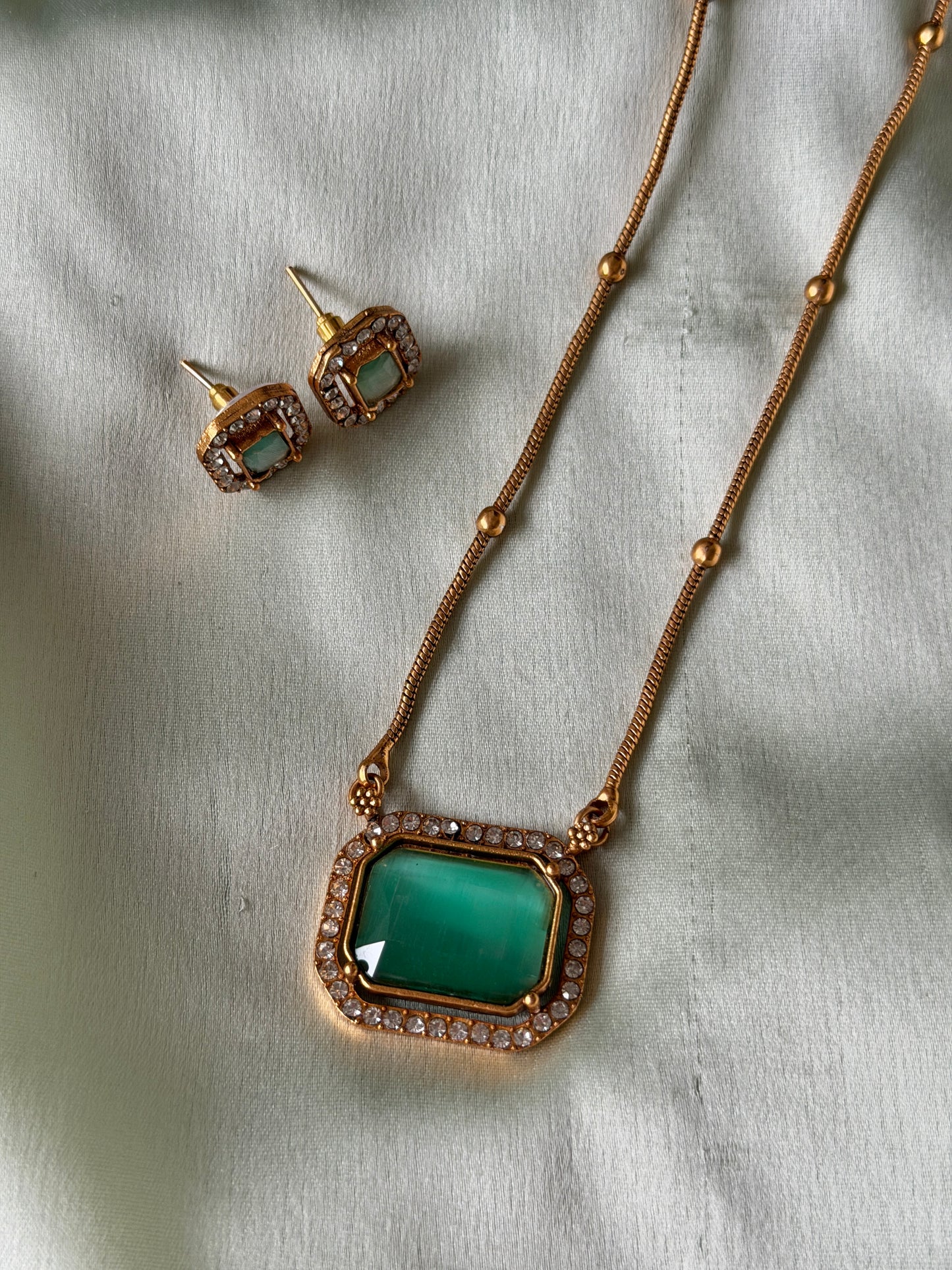 Shula Square Pendant Chain set