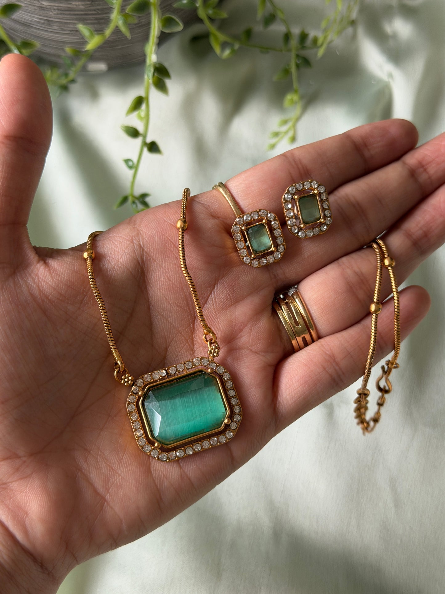Shula Square Pendant Chain set