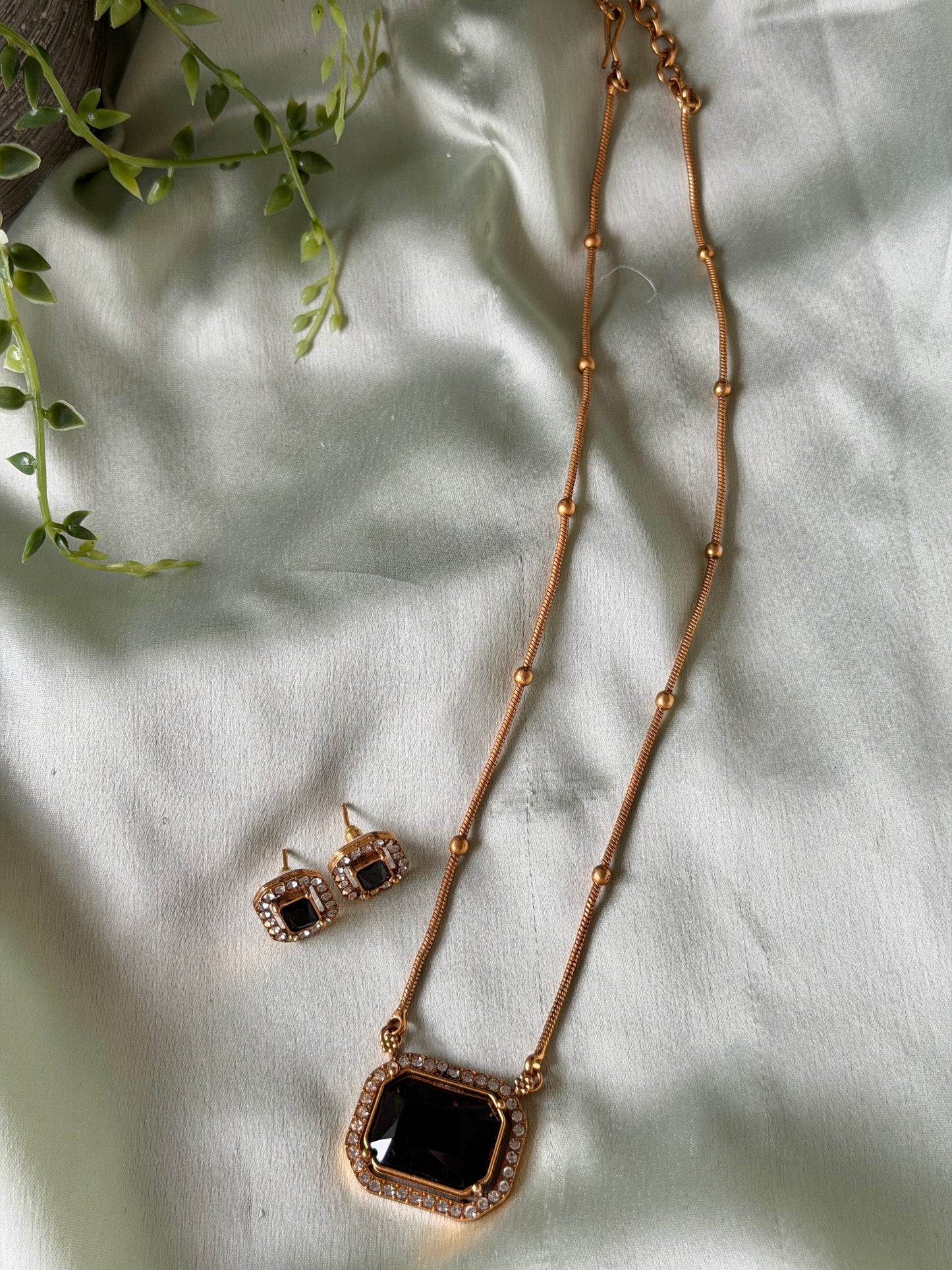Shula Square Pendant Chain set