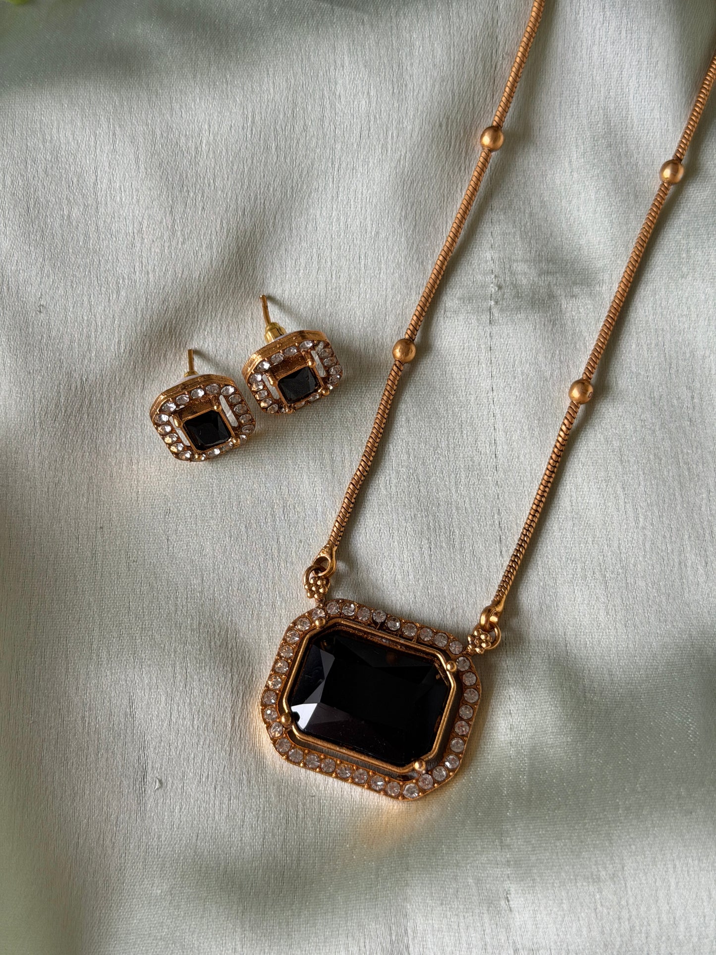 Shula Square Pendant Chain set