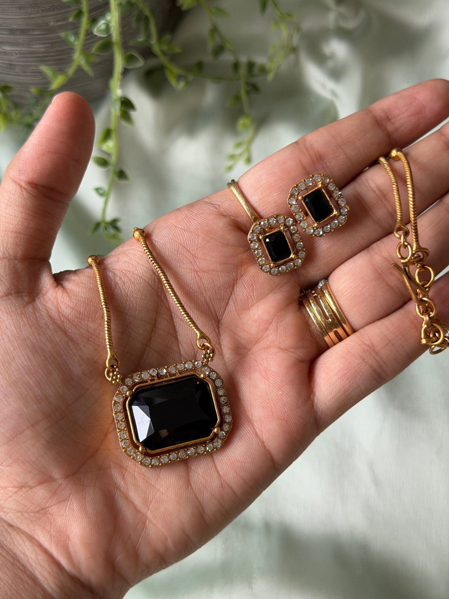 Shula Square Pendant Chain set