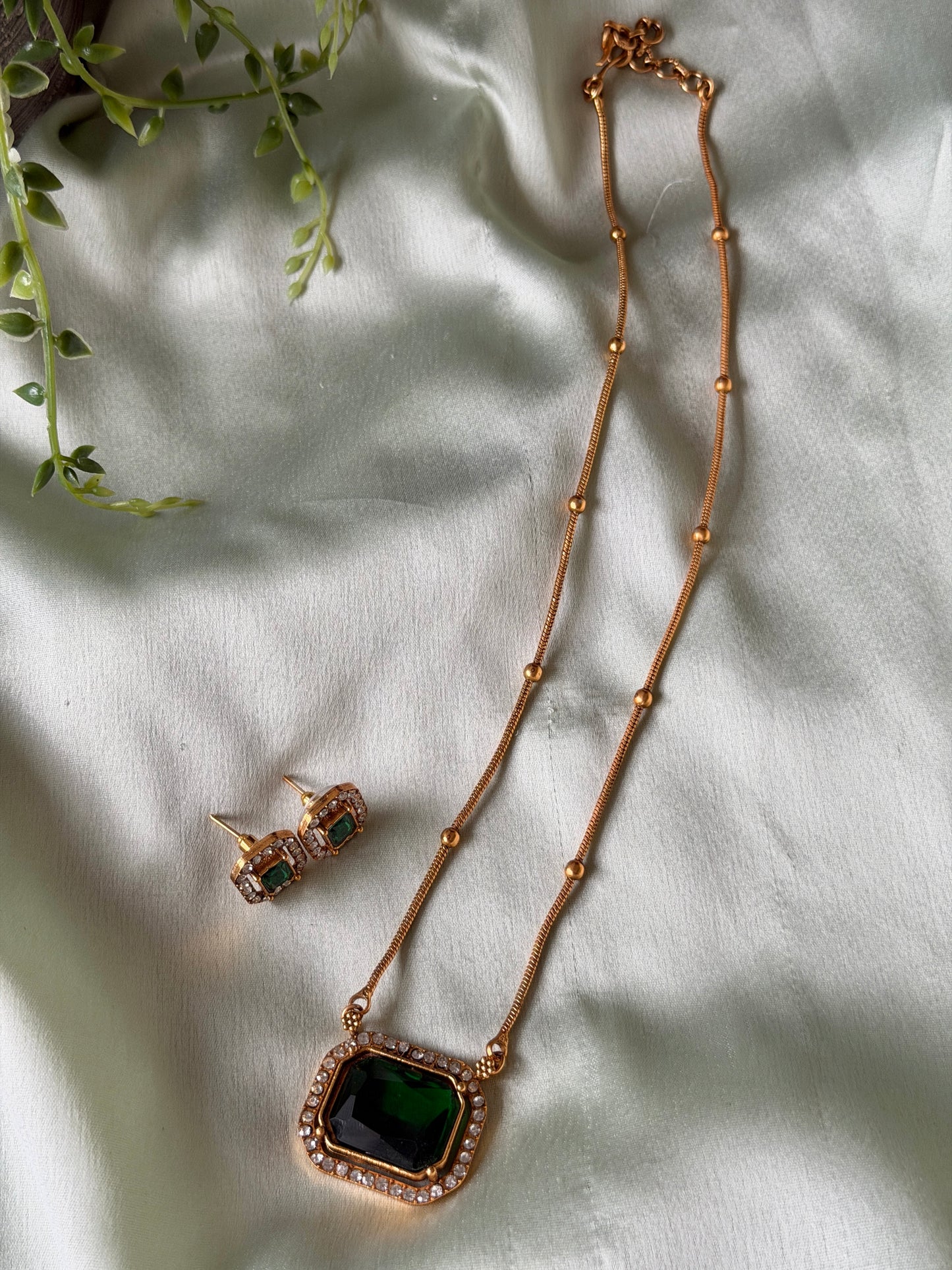 Shula Square Pendant Chain set