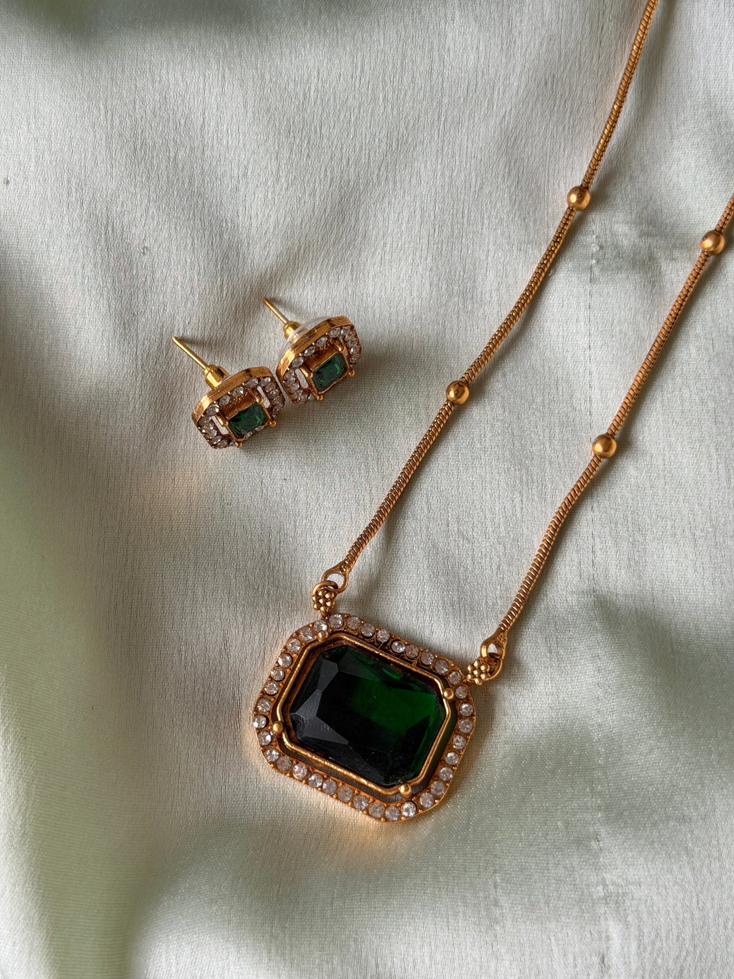 Shula Square Pendant Chain set