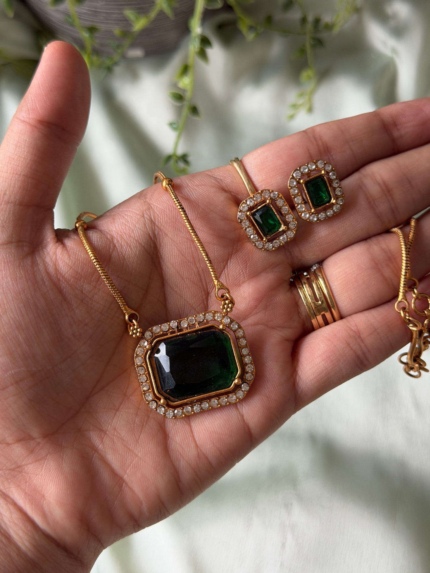 Shula Square Pendant Chain set