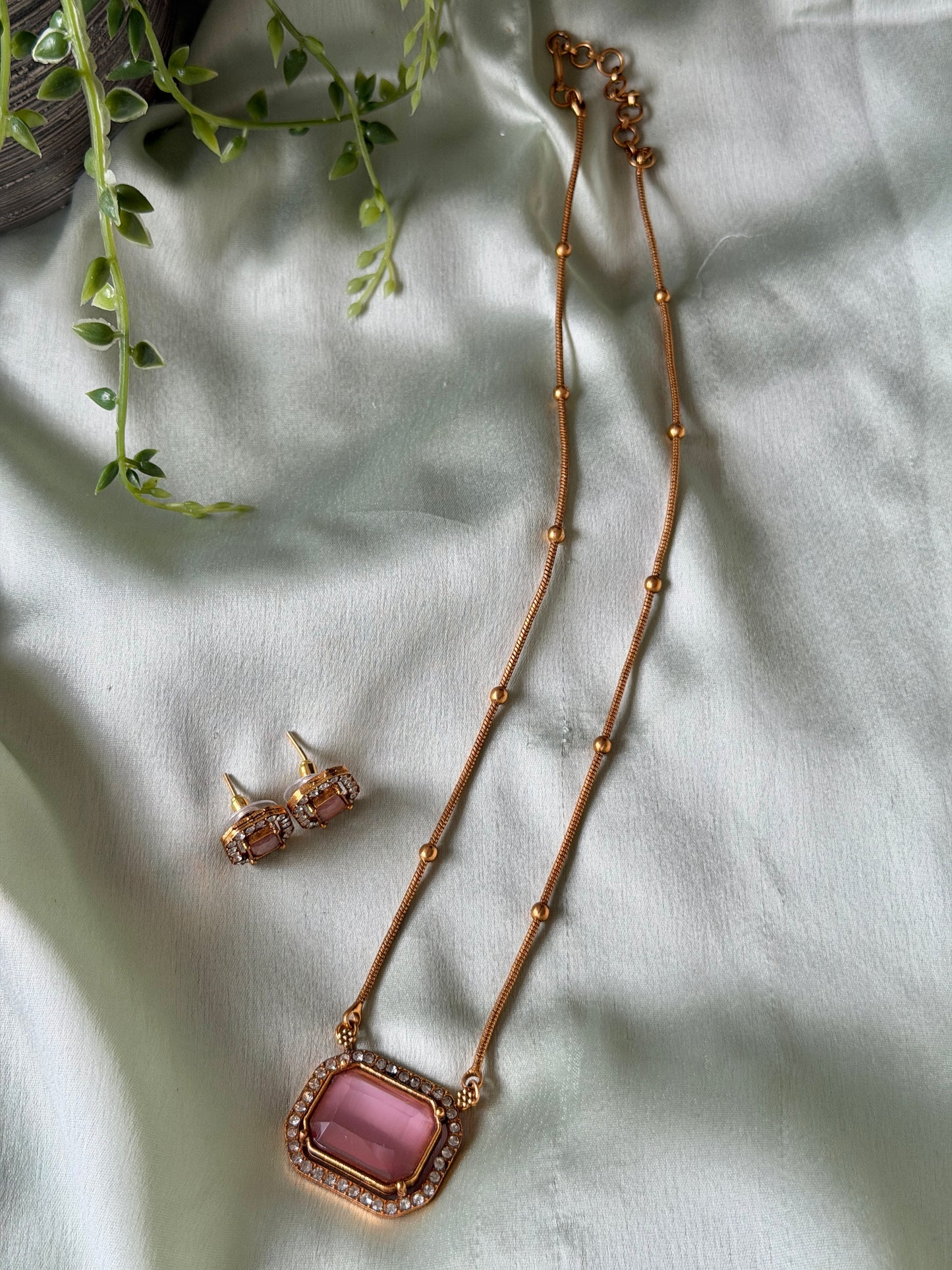 Shula Square Pendant Chain set
