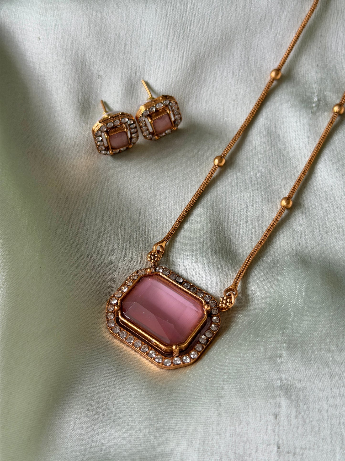 Shula Square Pendant Chain set