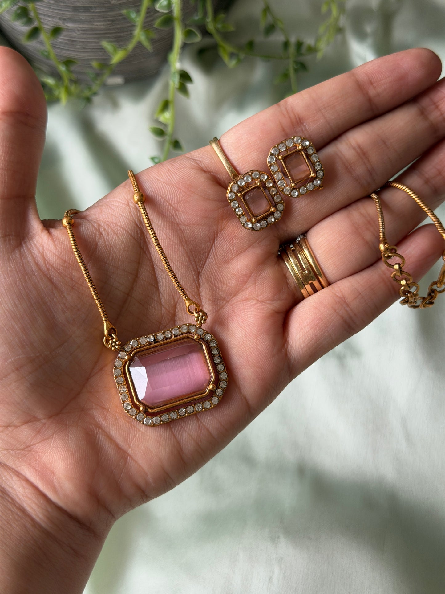 Shula Square Pendant Chain set