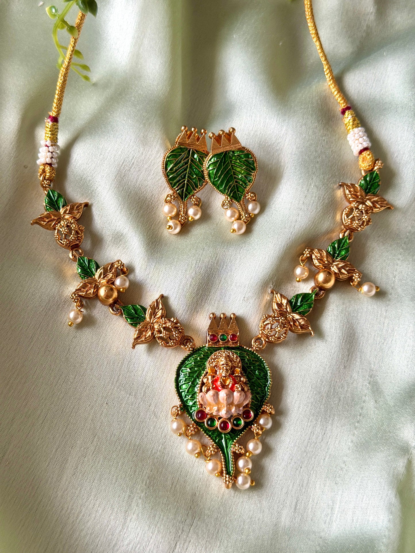Tambula Hand Painted Necklace set