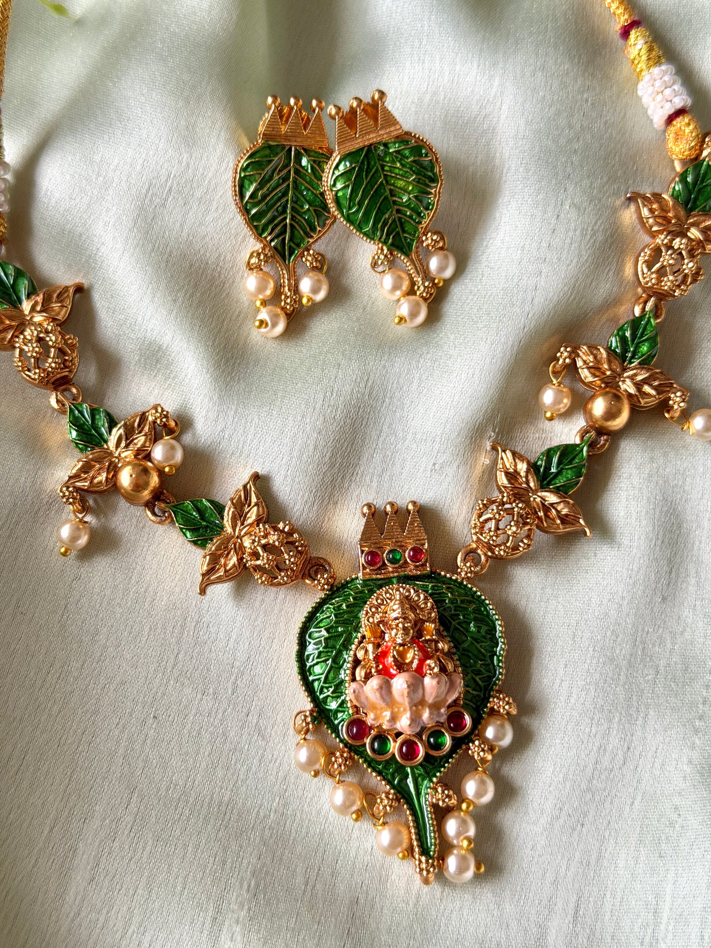 Tambula Hand Painted Necklace set