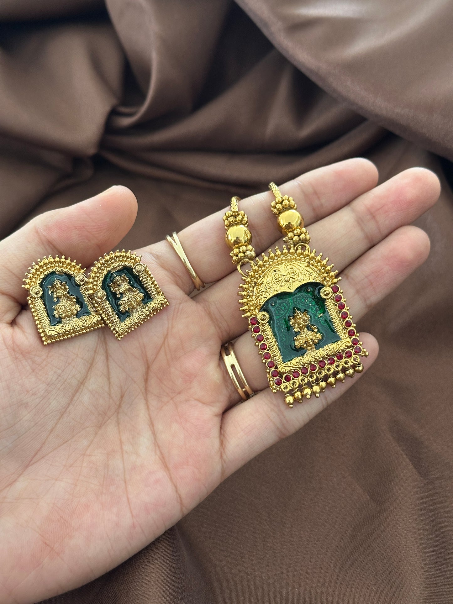 Saumya Devi Pendant Chain Set