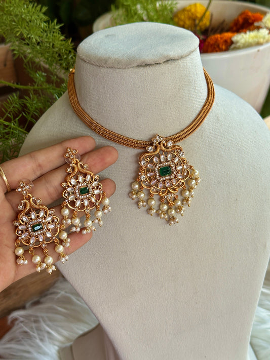 Emerald Kemp Pendant Choker