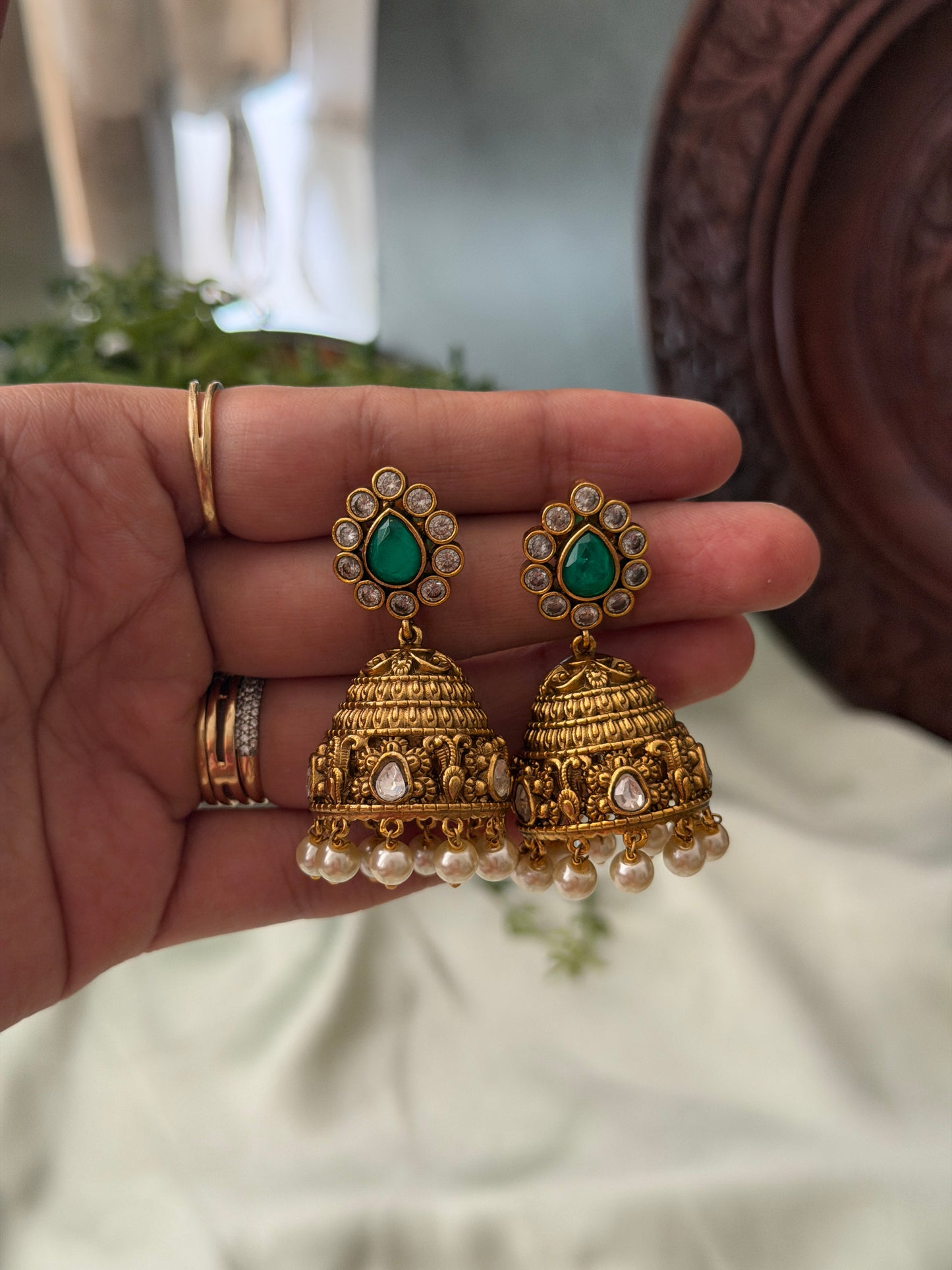Daavika Jhumkas
