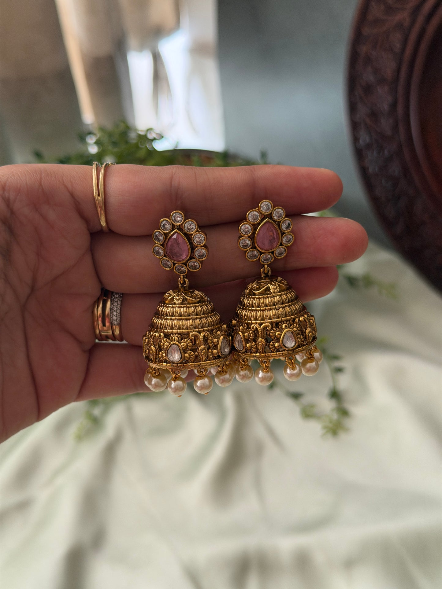 Daavika Jhumkas
