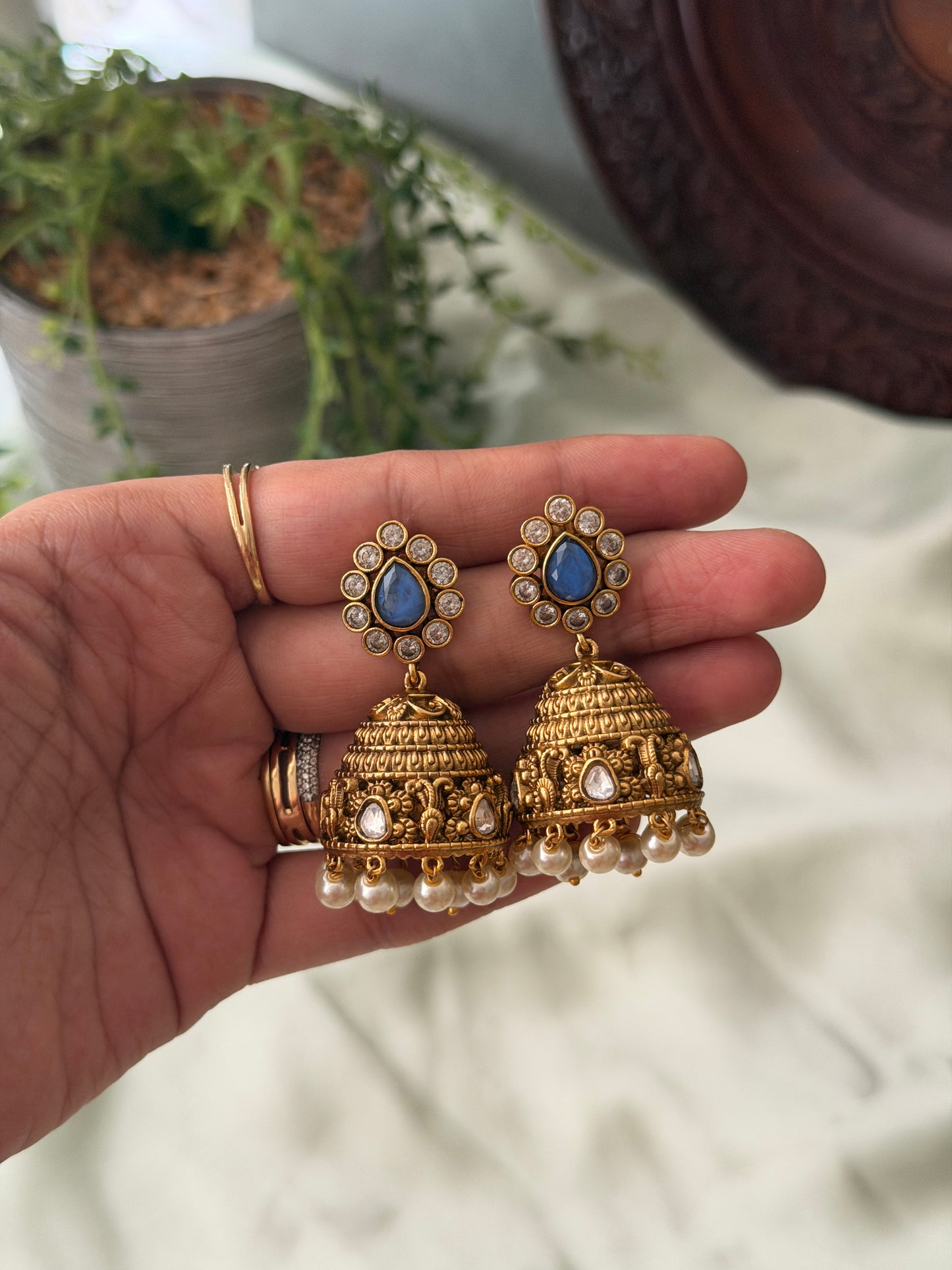 Daavika Jhumkas
