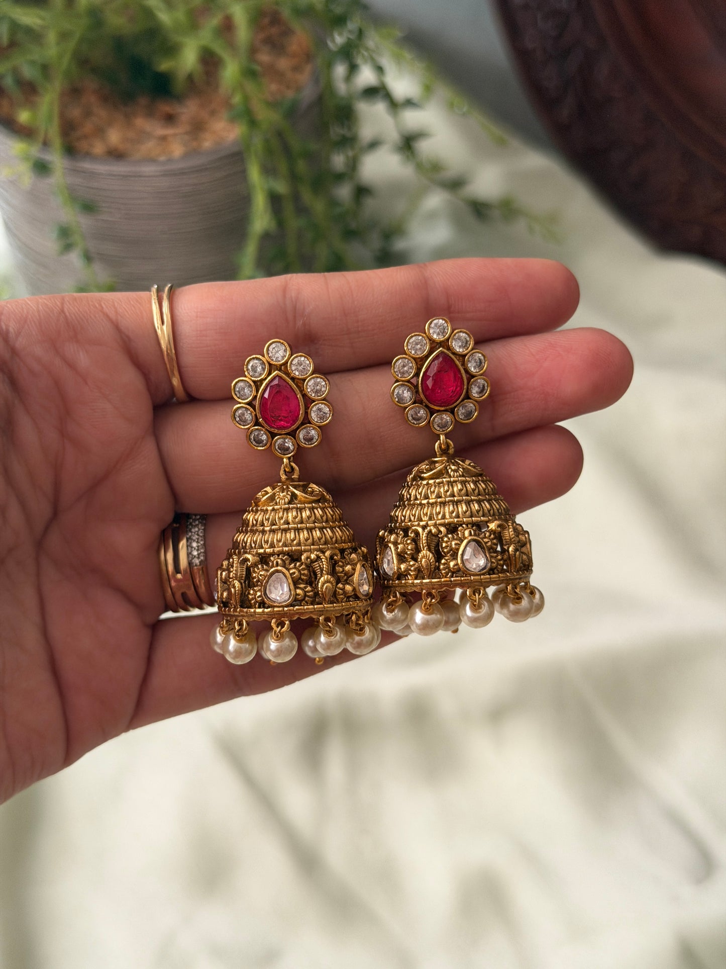 Daavika Jhumkas