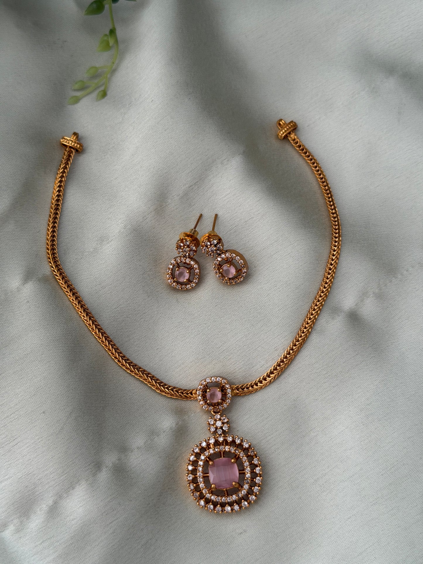 Parvi Stone Choker