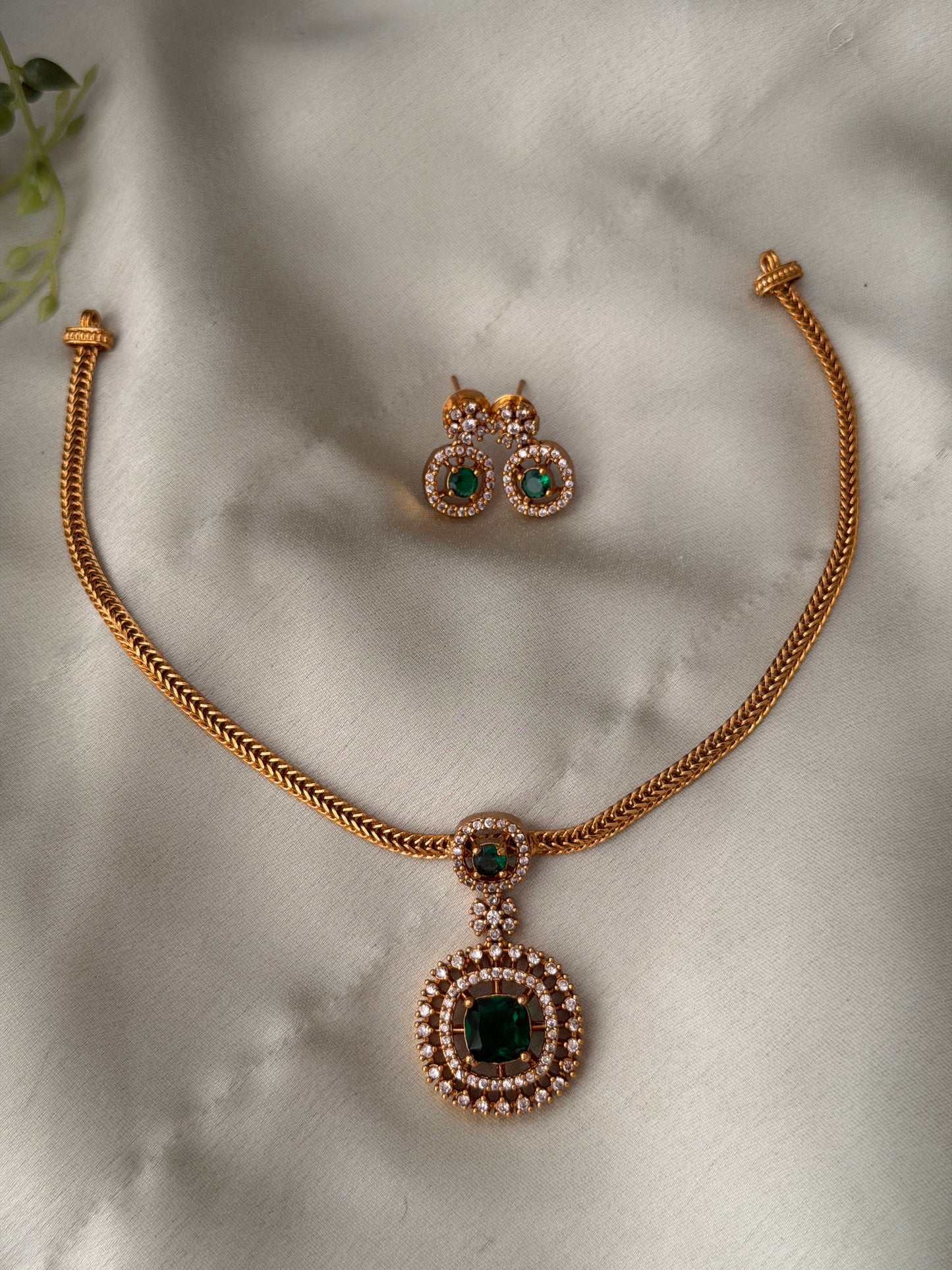 Parvi Stone Choker