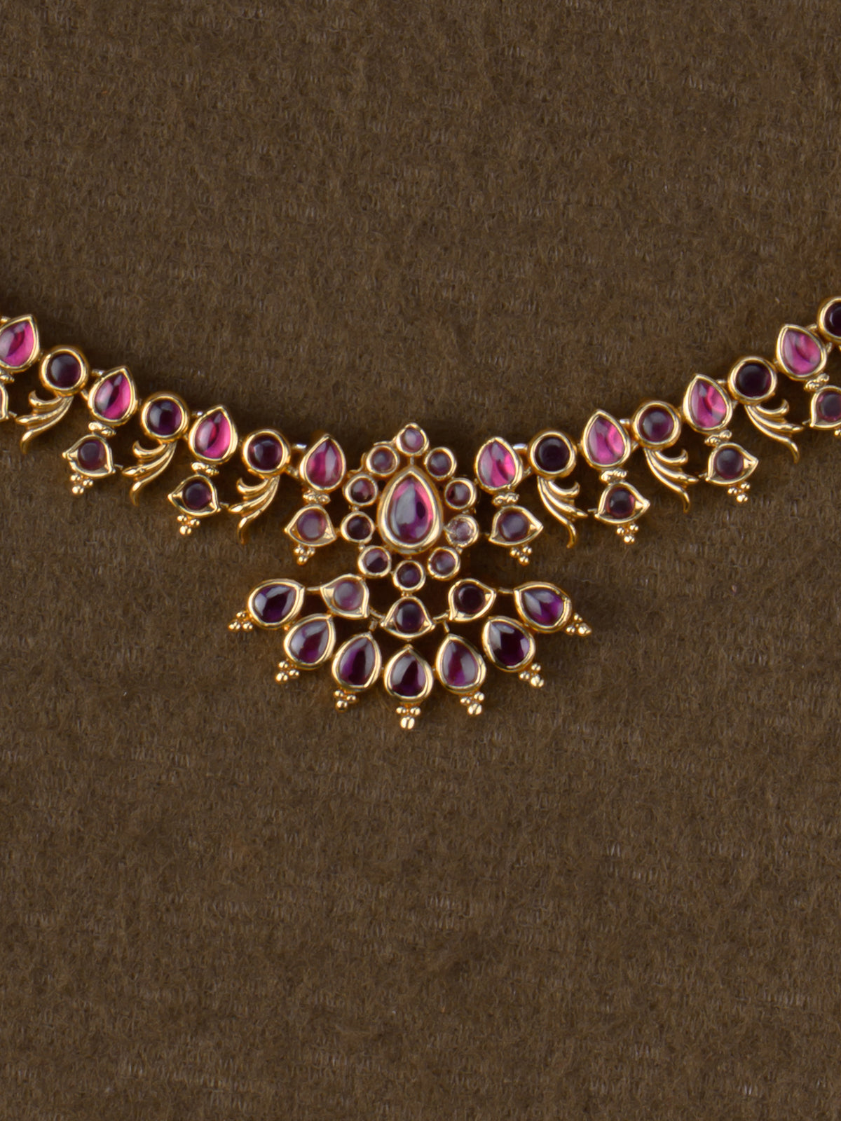 Kemp Malar Necklace Set - centrepiece close-up
