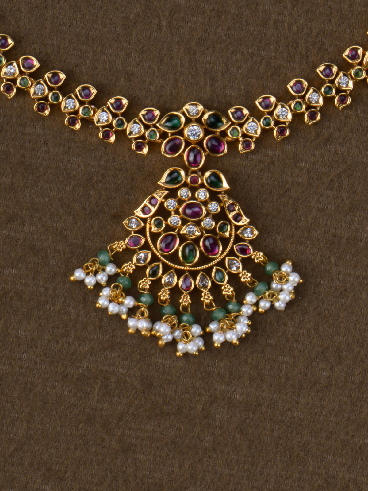 Kemp Mallika Necklace Set - Mix pendant close-up