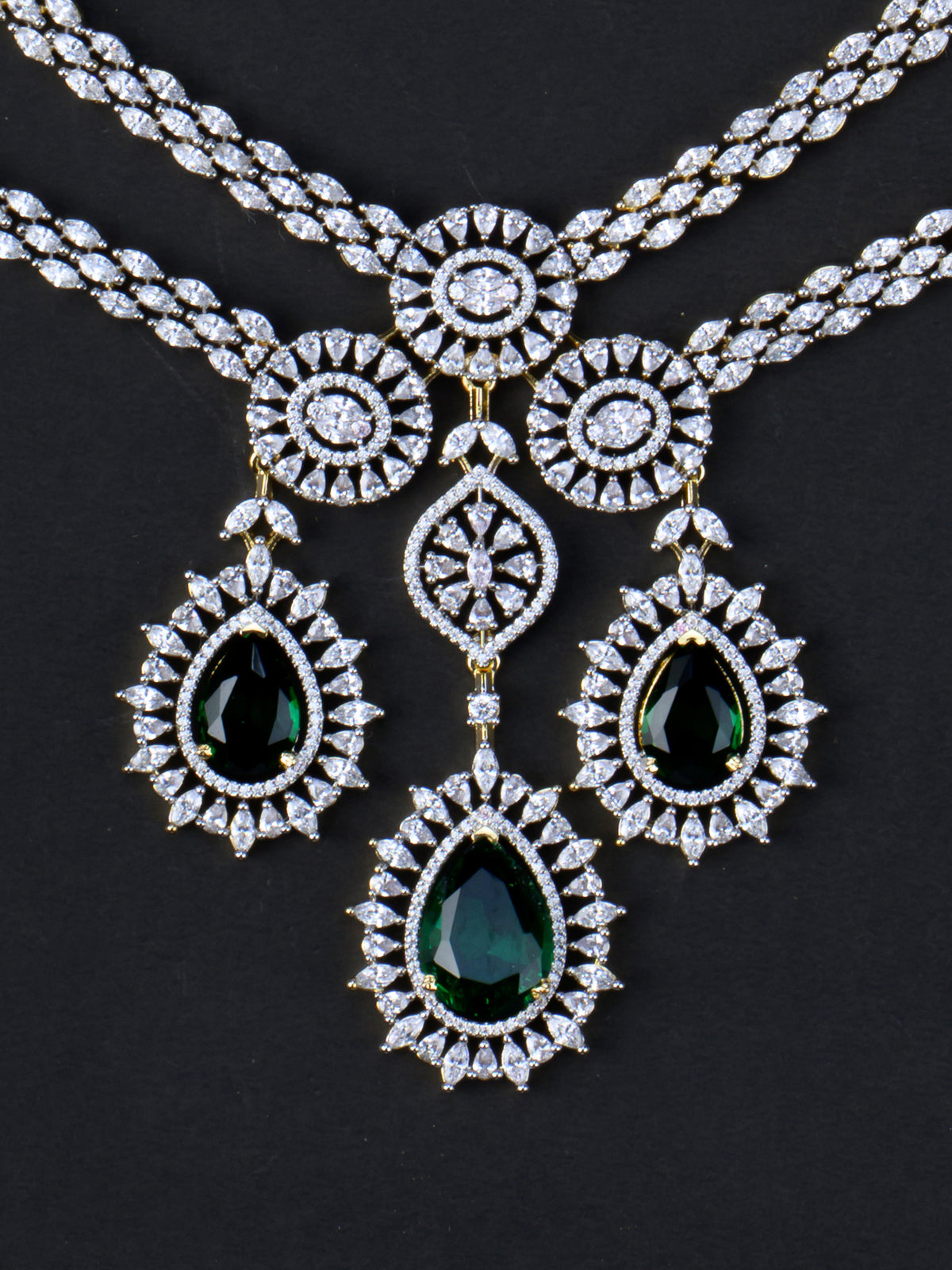 Shyamala AD Necklace Set - necklace close-up