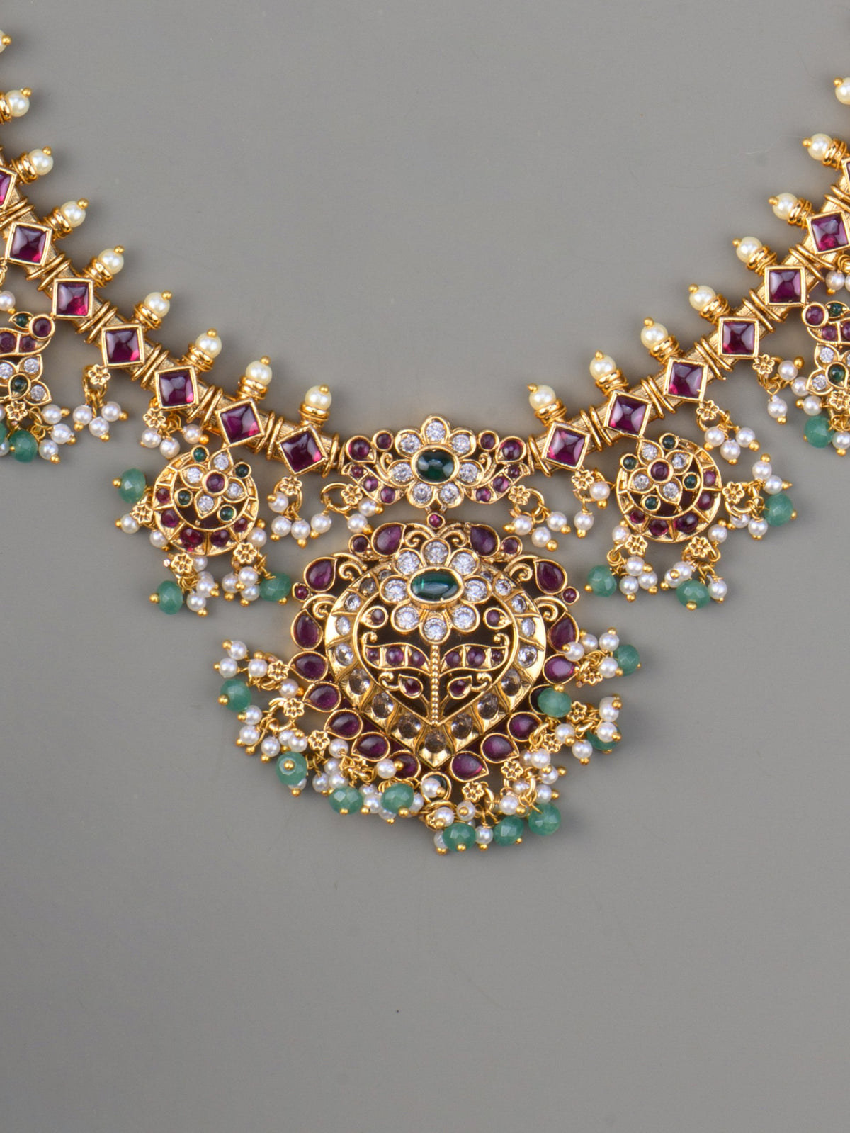 Sumangali Kempu Haaram Set - pendant close-up